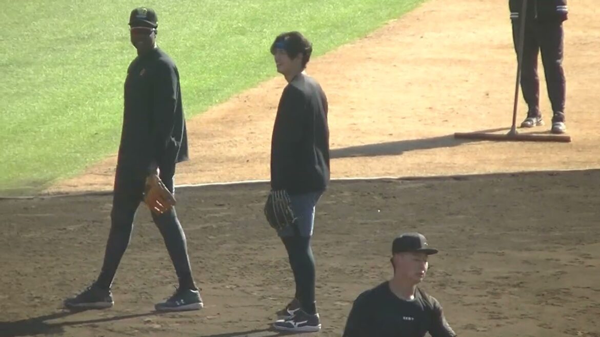 ジャイアンツ自主トレ ノックを受ける楽しそうなティマと高橋礼2025年1月29日 ジャイアンツ球場