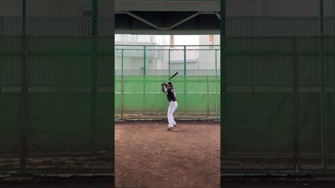 中村紀洋選手みたいなバット投げをする今宮健太選手