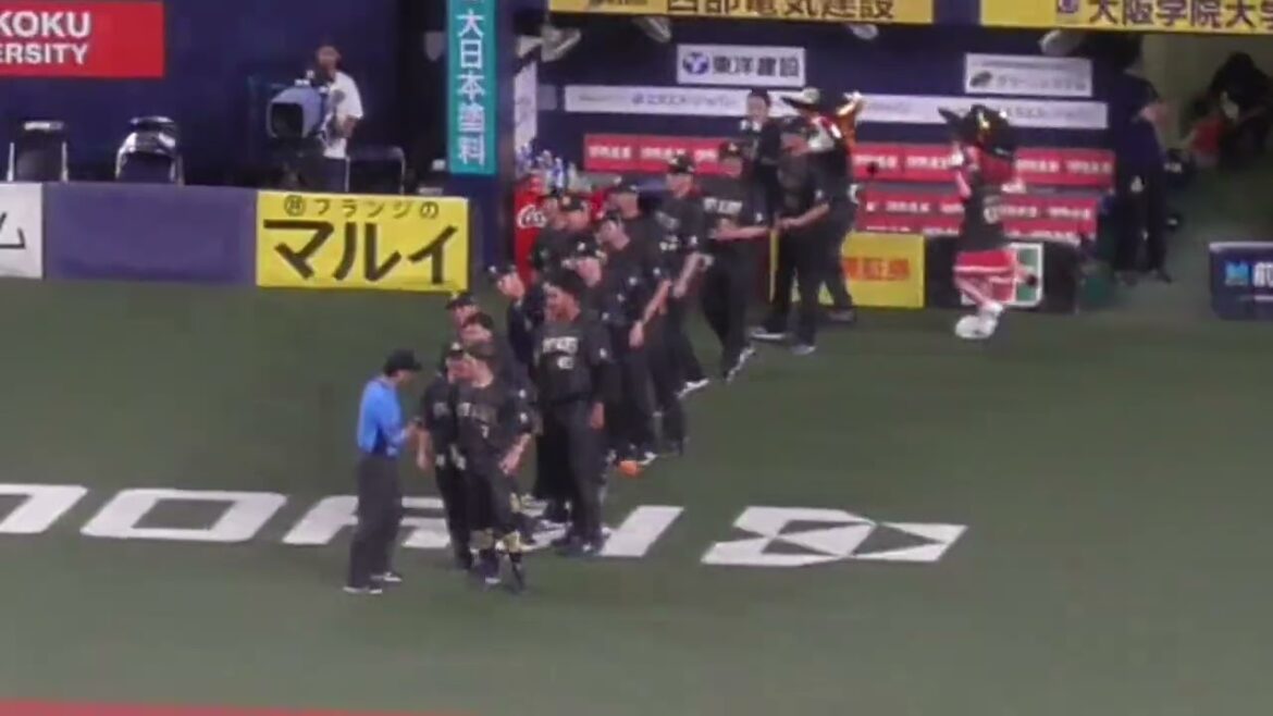 試合は終了したけど 白井 一行 審判員と 西川 龍馬 がなんかモメてる　#オリックスバファローズ
