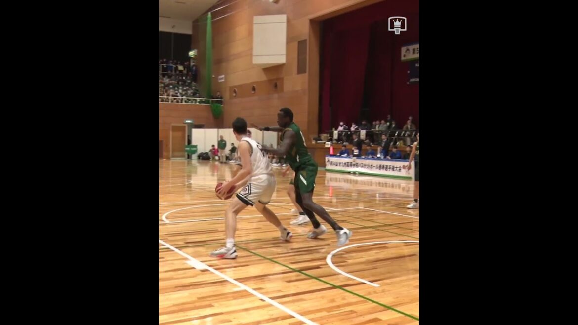 柔と剛を使い分ける…#福大大濠 #渡邉伶音 が力強くディフェンスを押し込むと、最後は巧みなフェイダウェイから得点！【全九州高等学校バスケットボール春季選手権大会】