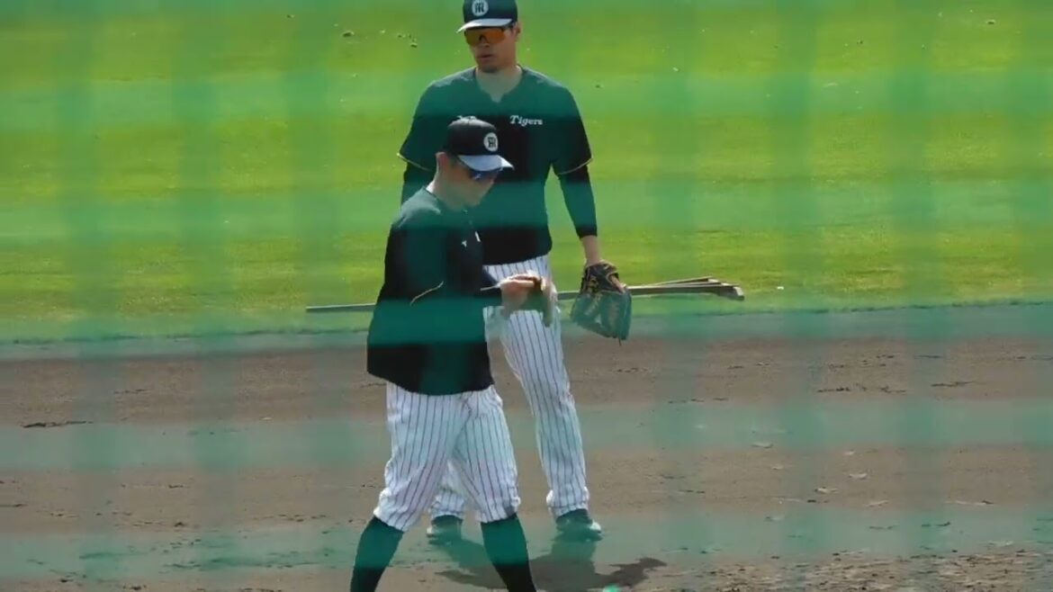 【失策王返上へ】佐藤輝明 打撃練習の合間に本日具志川から合流の糸原と共にノックを受ける