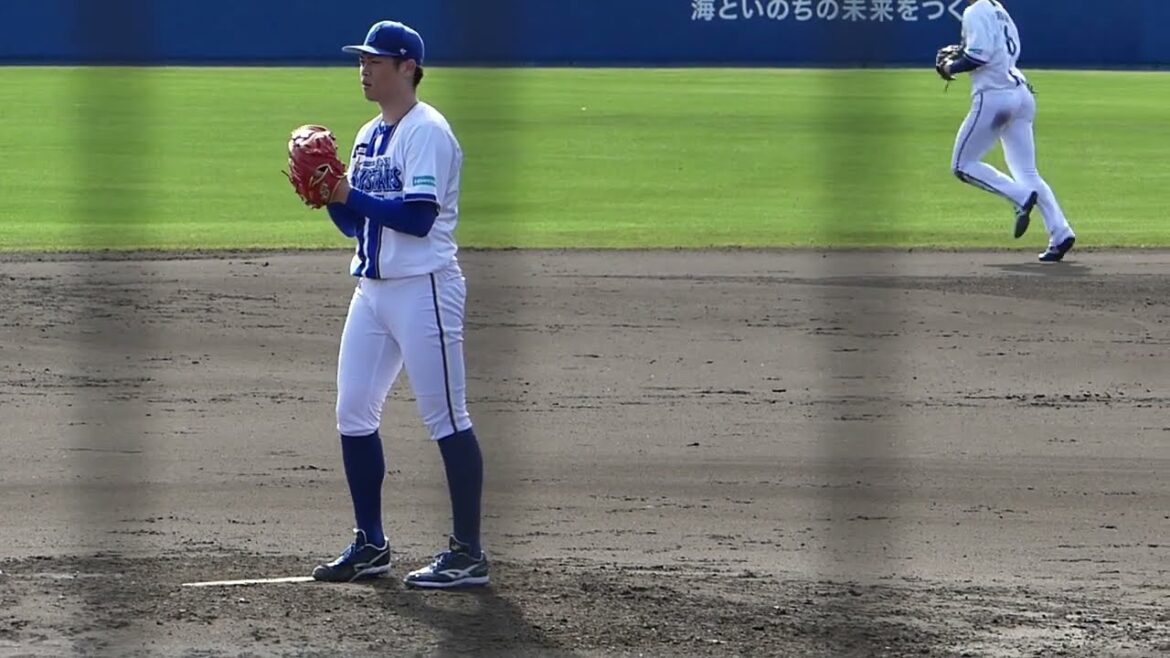 2025年2月 横浜DeNA春季キャンプ・練習試合中日戦。小園  健太 投手の準備投球（ボールデッド中）