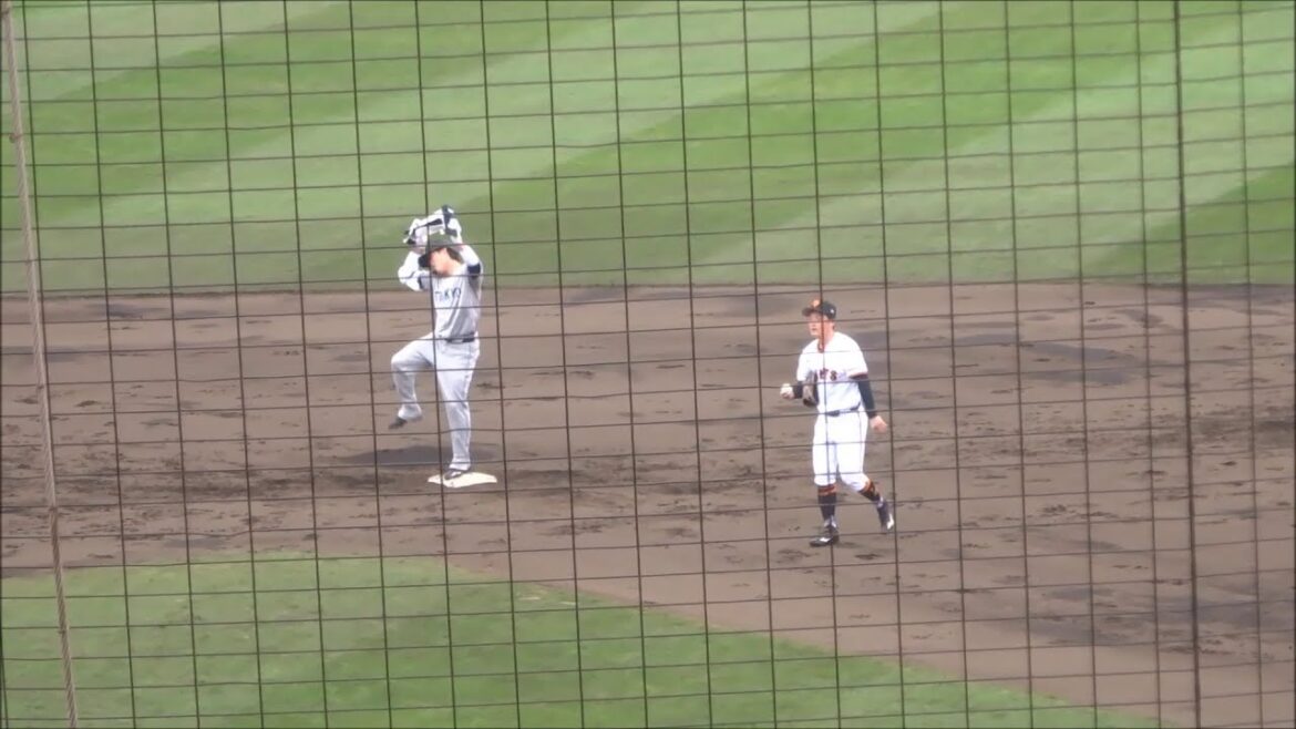 【巨人2・3軍紅白戦/3回表：鴨打瑛二】先頭の重信慎之介がライトーオーバーの2ベースヒットで出塁、2塁ベース上でポーズを決める / 喜多隆介の打球を3選手がお見合い