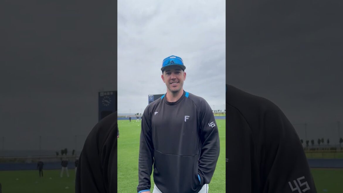 【バーヘイゲン投手】名護は残留練習⚾今日の天気を聞いてみると…☁⁉#lovefighters