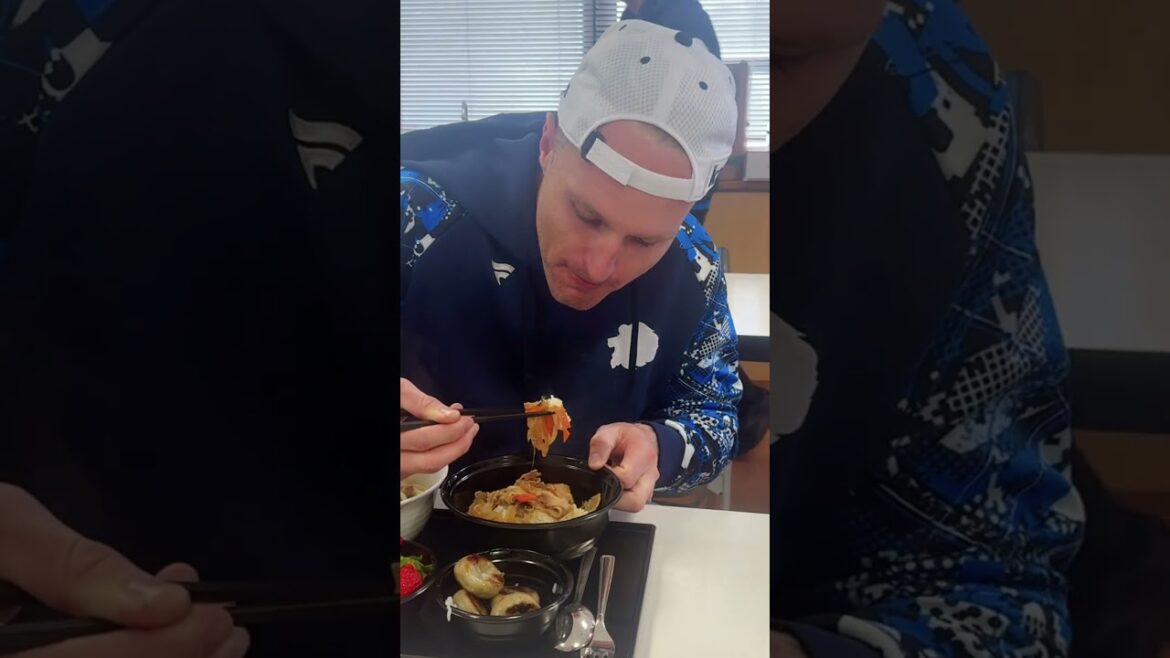 【巧みな箸使い！？】ネビン選手はキャンプ開始早々にお箸を使って食べていました！