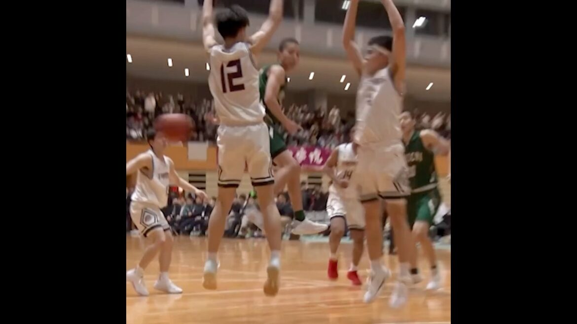 福岡第一 宮本ツインズの超絶ビハインドパス🔥決勝で飛び出たスーパープレー😱‼️ 宮本耀(2年｜No.35)→宮本聡 (2年｜No.33) [九州高校新人大会2025] #高校バスケ #shorts