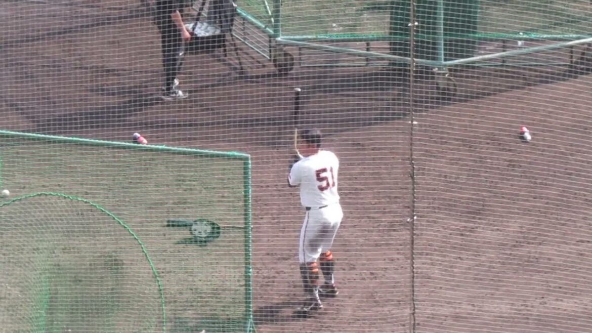 浅野翔吾がトスバッティング（読売ジャイアンツ 沖縄春季キャンプ2025年2月17日）
