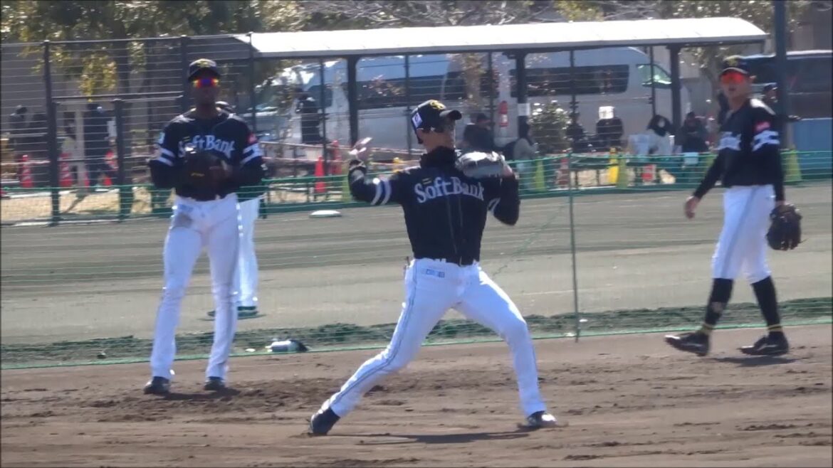 イヒネ・イツア、西尾歩真、山下恭吾選手の守備練習、途中からノックをしていた髙田知季コーチが加わり手本を示す　～ソフトバンクホークス春季キャンプ2025～