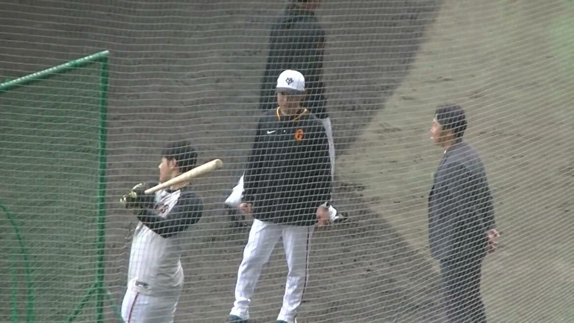 【巨人キャンプ】岡本和真と話す内川聖一さん【ジャイアツ沖縄キャンプ 2025年2月18日】