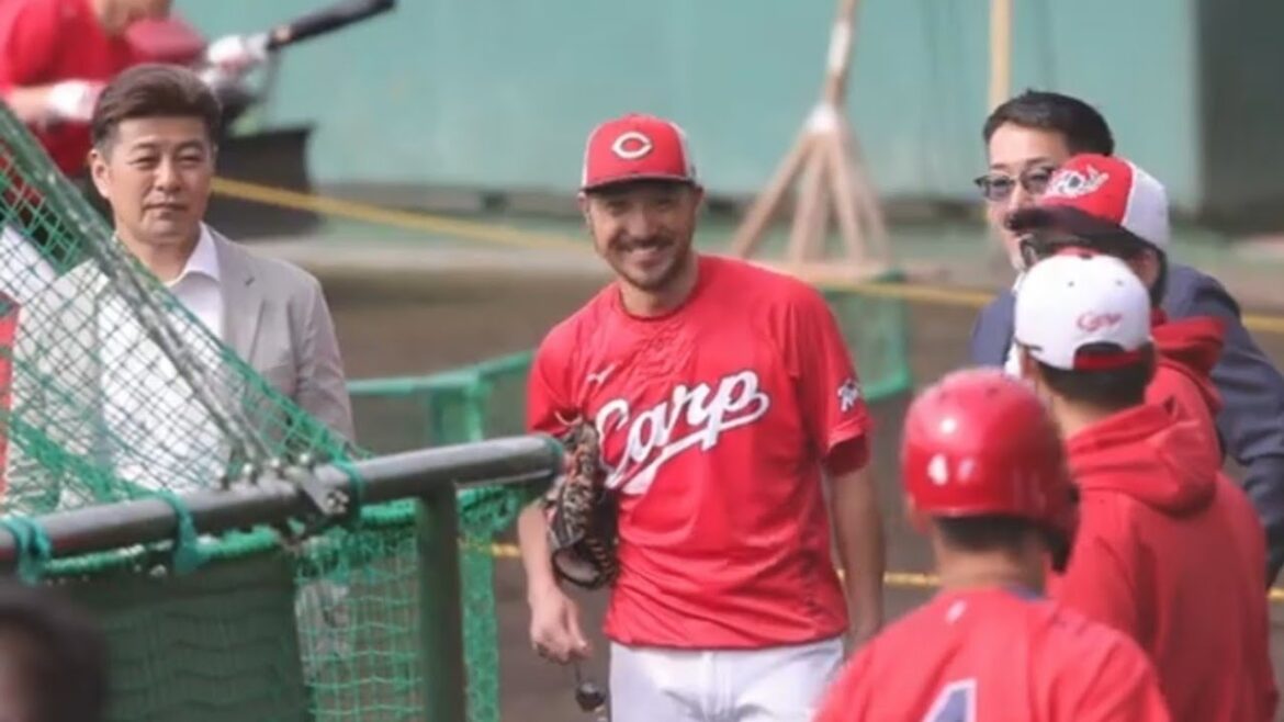 華麗なるカープの守備職人『菊池涼介』忍者キャッチを決めて野村謙二郎氏、緒方孝市氏元カープ監督へご挨拶　春期沖縄キャンプ　2025.2.22