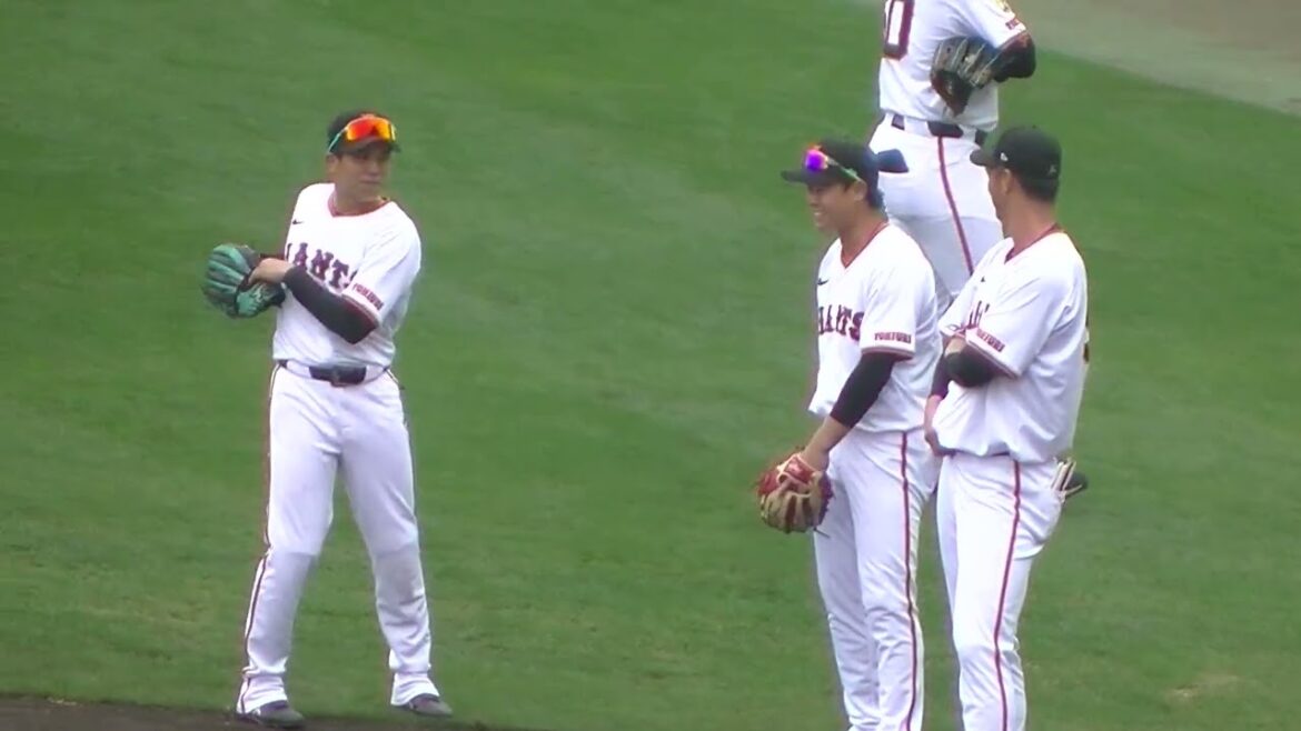 練習試合前 楽しそうに話してる中山礼都や秋広優人 門脇誠2025年2月18日 読売ジャイアンツ沖縄キャンプ 対DeNA練習試合