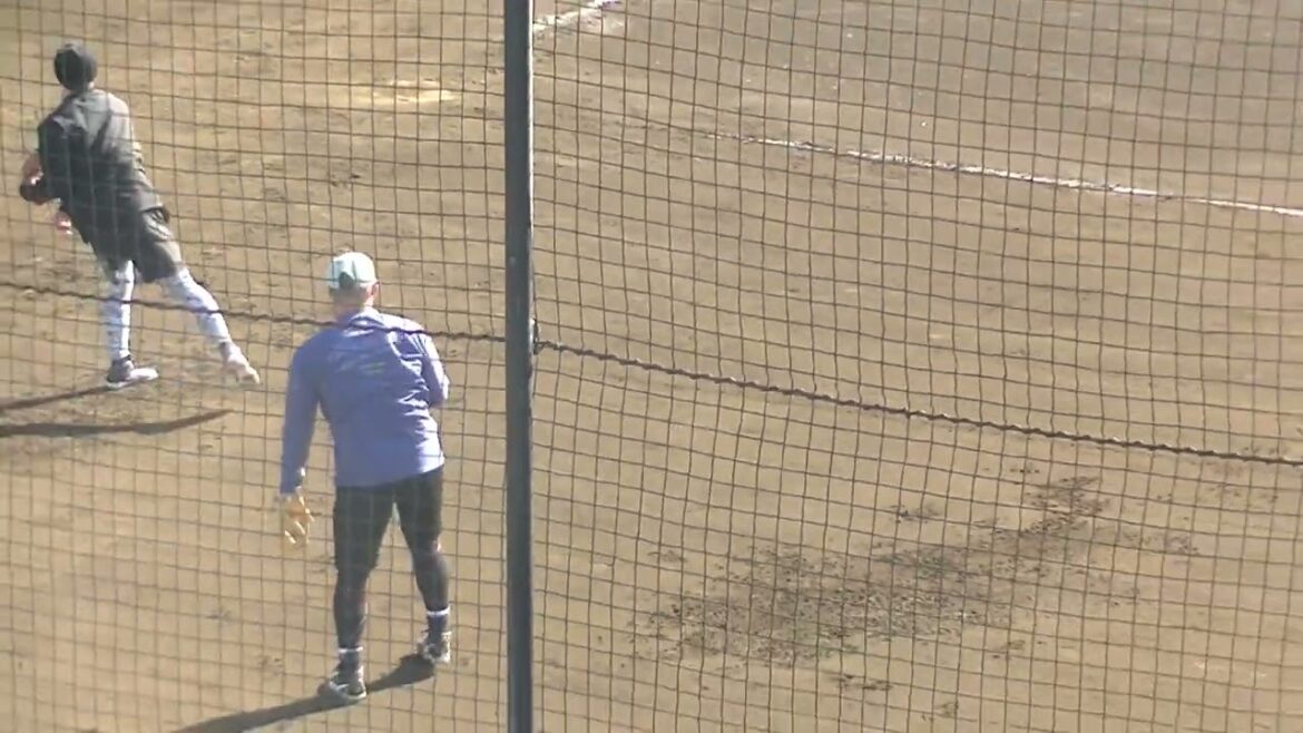 ジャイアンツ自主トレ 湯浅大が増田陸とキャッチボール2025年1月29日 ジャイアンツ球場