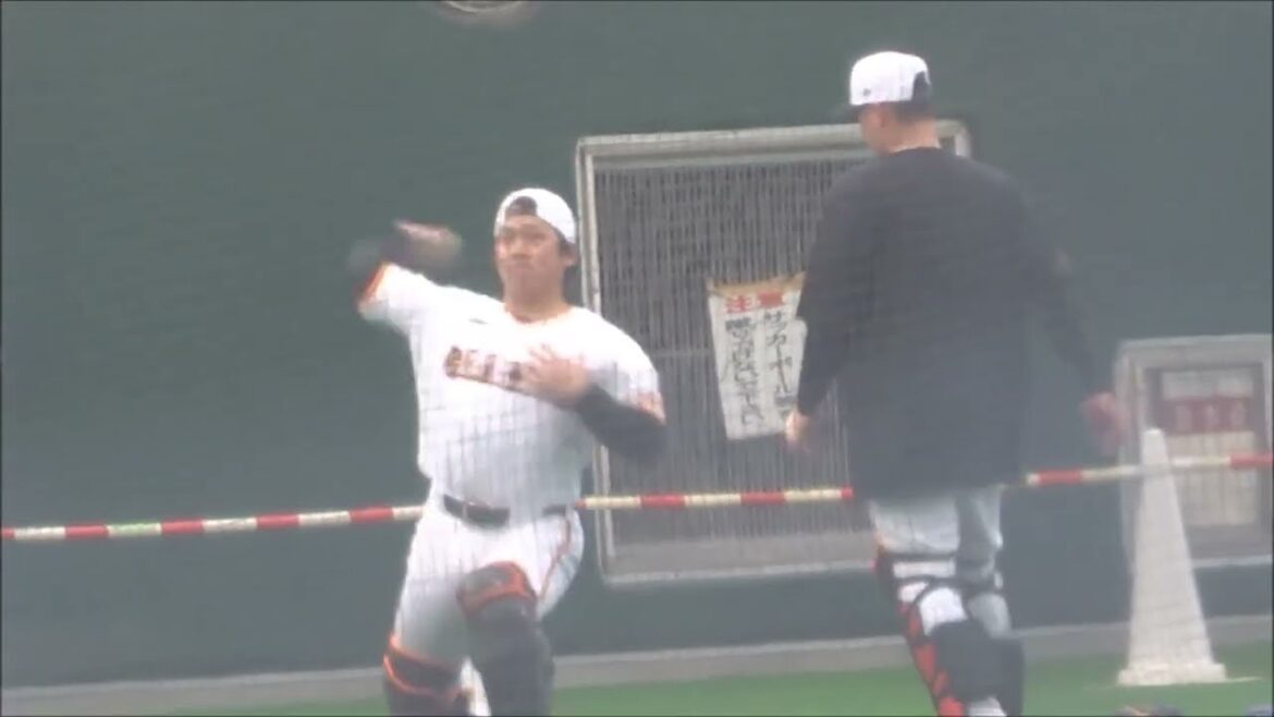 甲斐拓也、岸田行倫捕手の特守（スローイング練習）