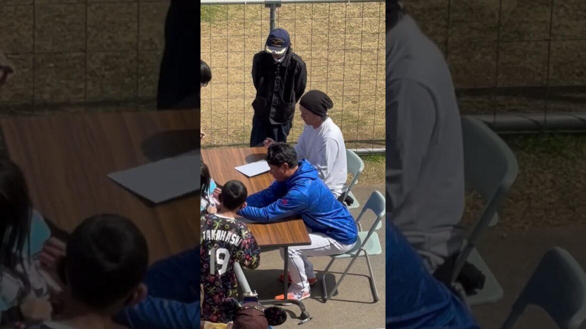 ファンにサインする涌井投手と大野投手　#中日ドラゴンズ #沖縄キャンプ #春季キャンプ2025 #北谷 #涌井秀章 #大野雄大