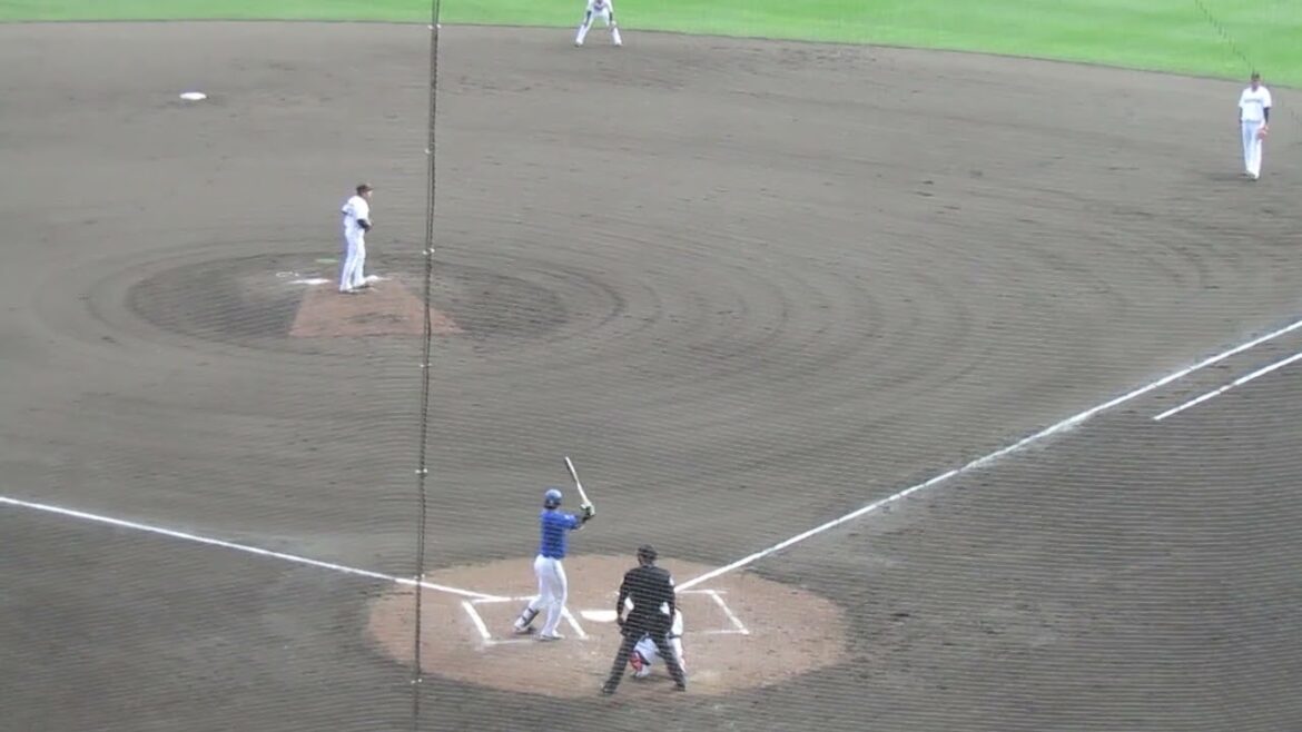 蝦名達夫を抑える石川達也（2025年2月18日 練習試合 読売ジャイアンツ 対 横浜DeNAベイスターズ ）