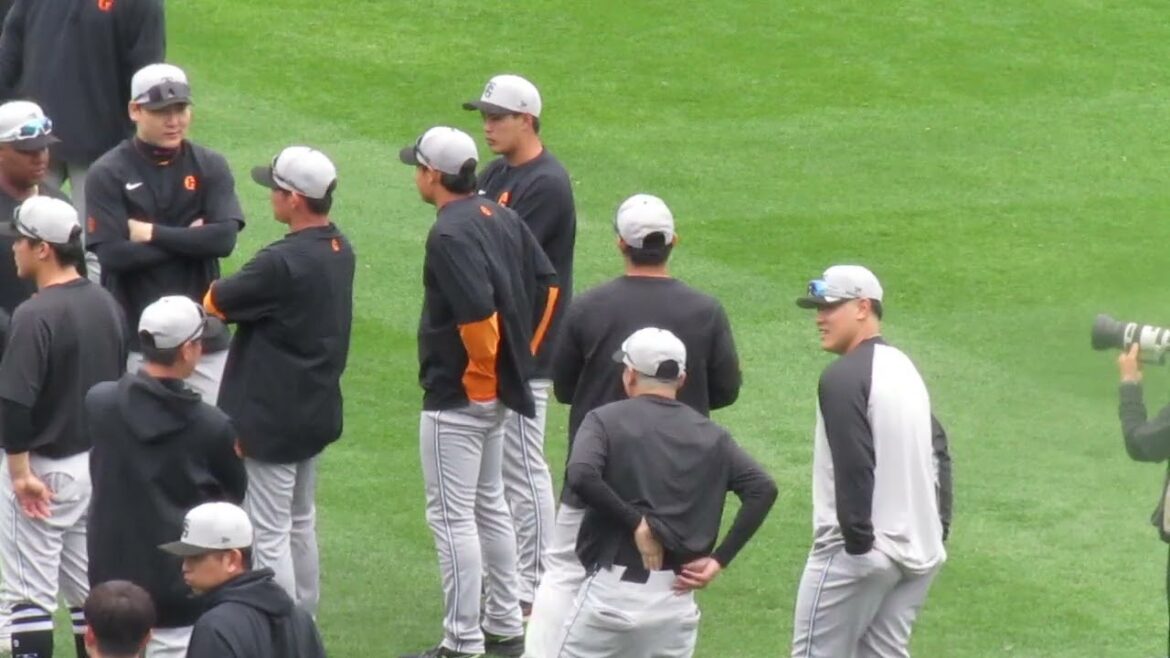 練習開始前 中山礼都を笑かしてる丸佳浩（読売ジャイアンツ那覇キャンプ 2025年2月20日）