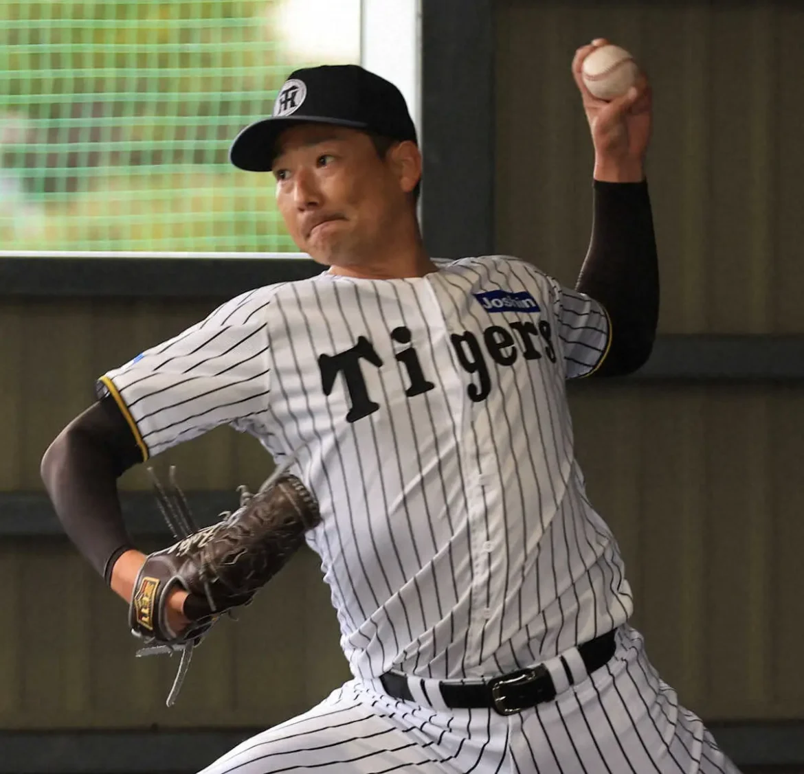 阪神・岩崎　復活目指して熱投の湯浅をブルペンで見守る「元気そうで良かったですよ」― スポニチ Sponichi Annex 野球