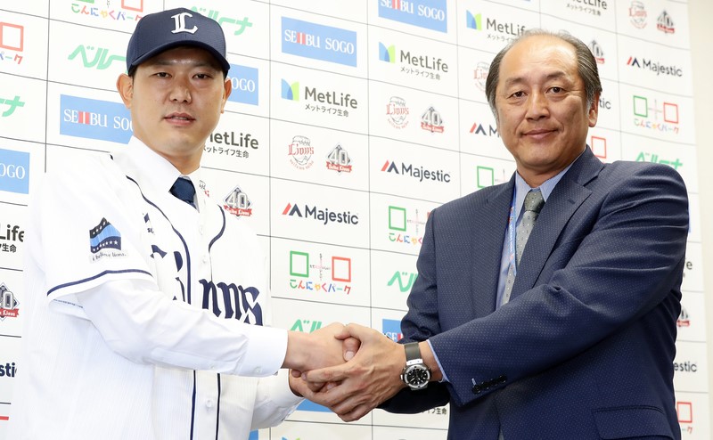 18年12月、西武入団会見に臨んだ内海（左）は渡辺久信球団本部シニアディレクター（ＳＤ）兼編成部長と握手