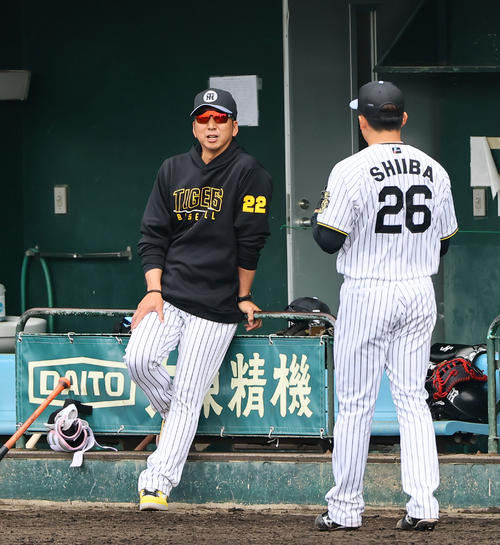 12日、ケース打撃で椎葉剛に声をかける阪神藤川球児監督