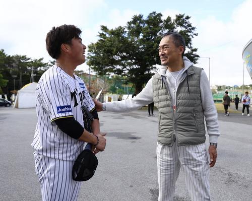 【阪神】渡辺謙が2日連続で宜野座C来場…コーチさながらの熱視線 岡田氏らと豪華4ショットも – プロ野球 – ニッカンスポーツ ブルペン投球を終えた桐敷と話をする俳優の渡辺謙(撮影・藤尾明華)