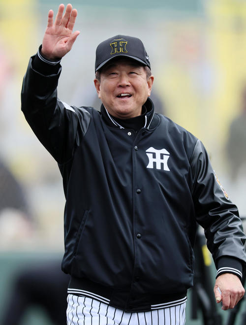 明るい表情を見せる平田勝男2軍監督（2025年2月7日撮影）
