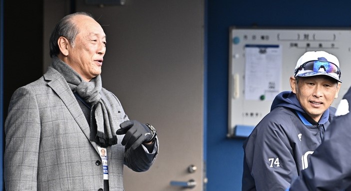 視察に訪れた渡辺久信氏(左)は西口監督と談笑する