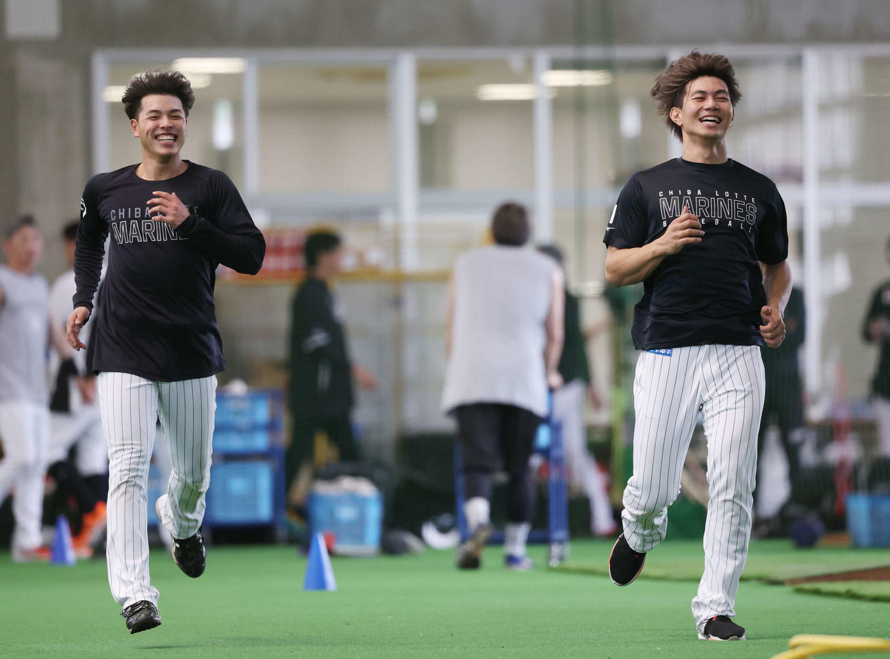 藤原恭大(右)と笑顔で走る