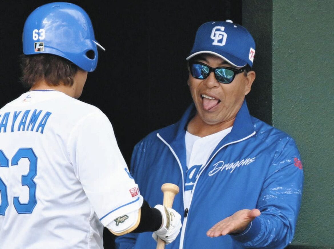 ２回裏、先制となる二ゴロを放った板山（左）をベンチで迎える井上監督