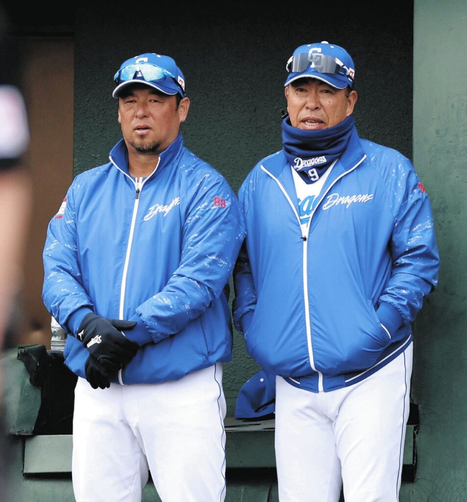試合を見守る中日・井上監督（右）と松中打撃統括コーチ