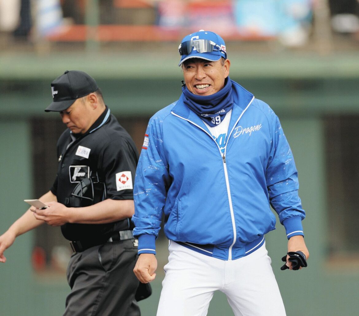 ７回裏を終え、選手交代を告げる井上監督