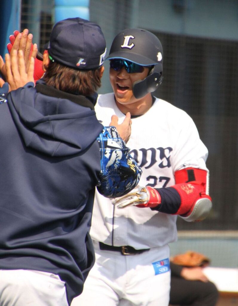 「きょう打ってなかったら…」西武・西口文也監督 ベテラン炭谷銀仁朗のチーム1号に笑顔でジョーク：「おっ！」でつながる地元密着のスポーツ応援メディア 西スポWEB OTTO! - 西日本新聞me