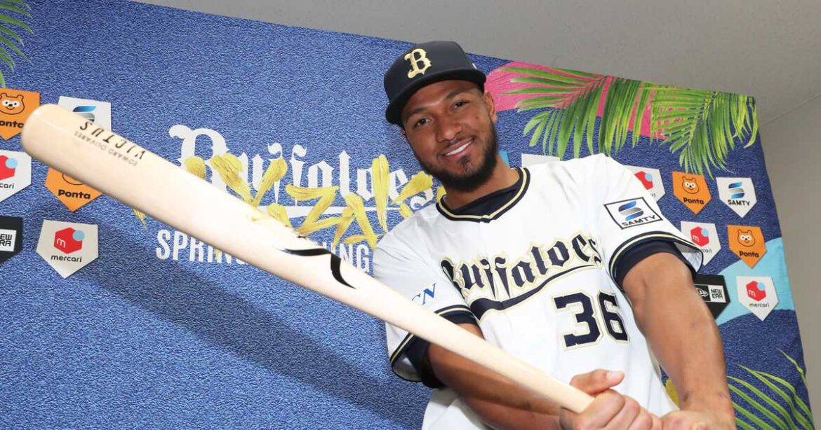オリックスの新外国人オリバレスが入団会見 愛称は「オリックスのオリで！」 メジャー通算29発の右の長距離砲 - サンスポ