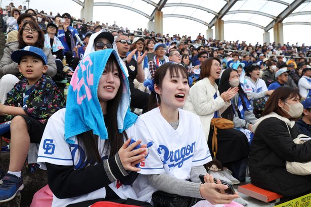 ファンら選手の好プレーに大声援　プロ野球オープン戦　Agreスタジアム北谷　沖縄