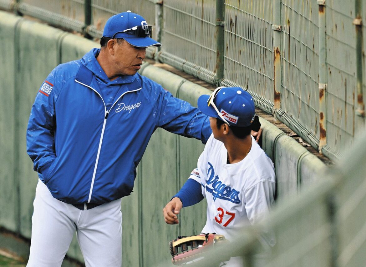 樋口が衝突した外野フェンスのラバーを確認する井上監督（左）