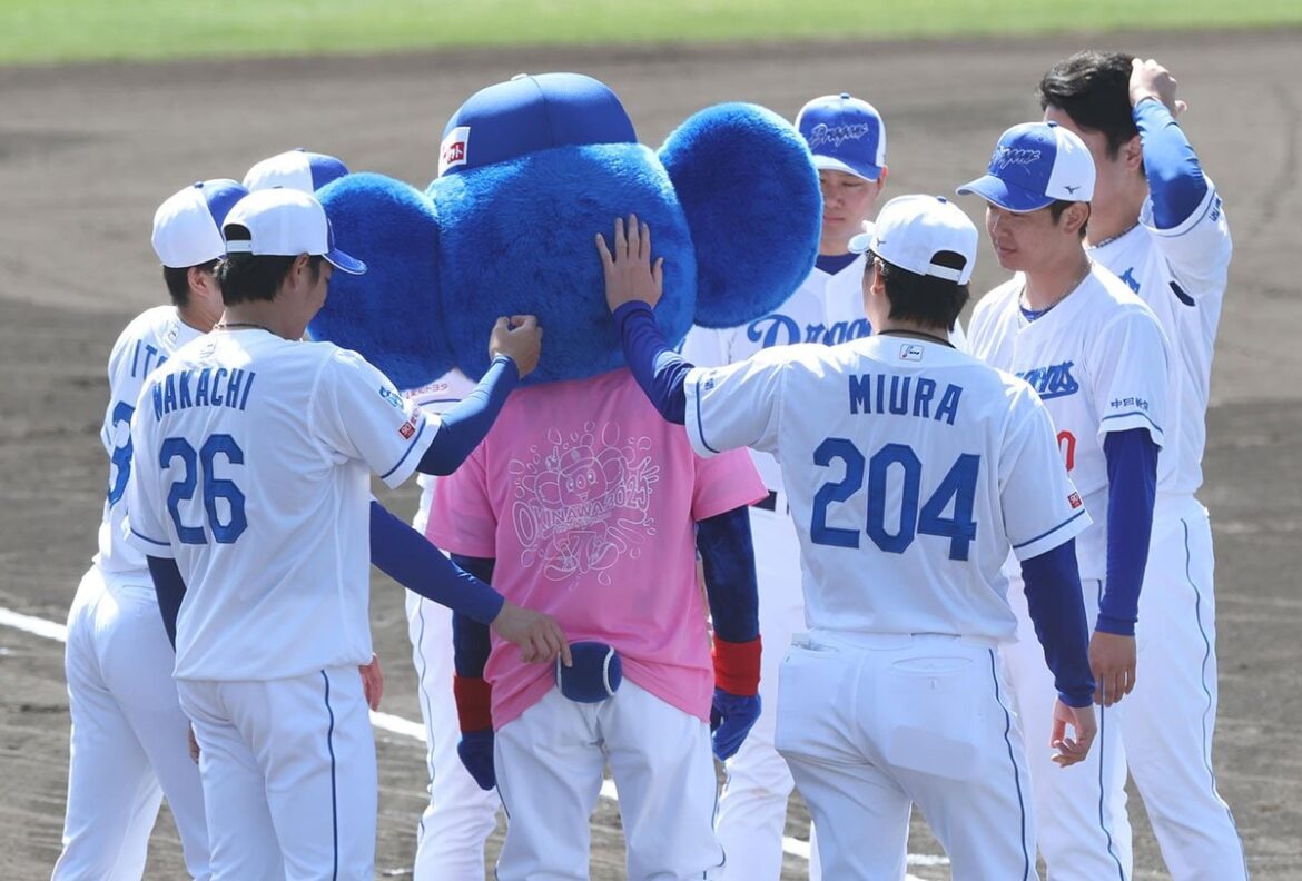【中日】ドアラ 北谷キャンプ最終日…竜ナインの〝ボディータッチ〟におかんむり - 東スポWEB
