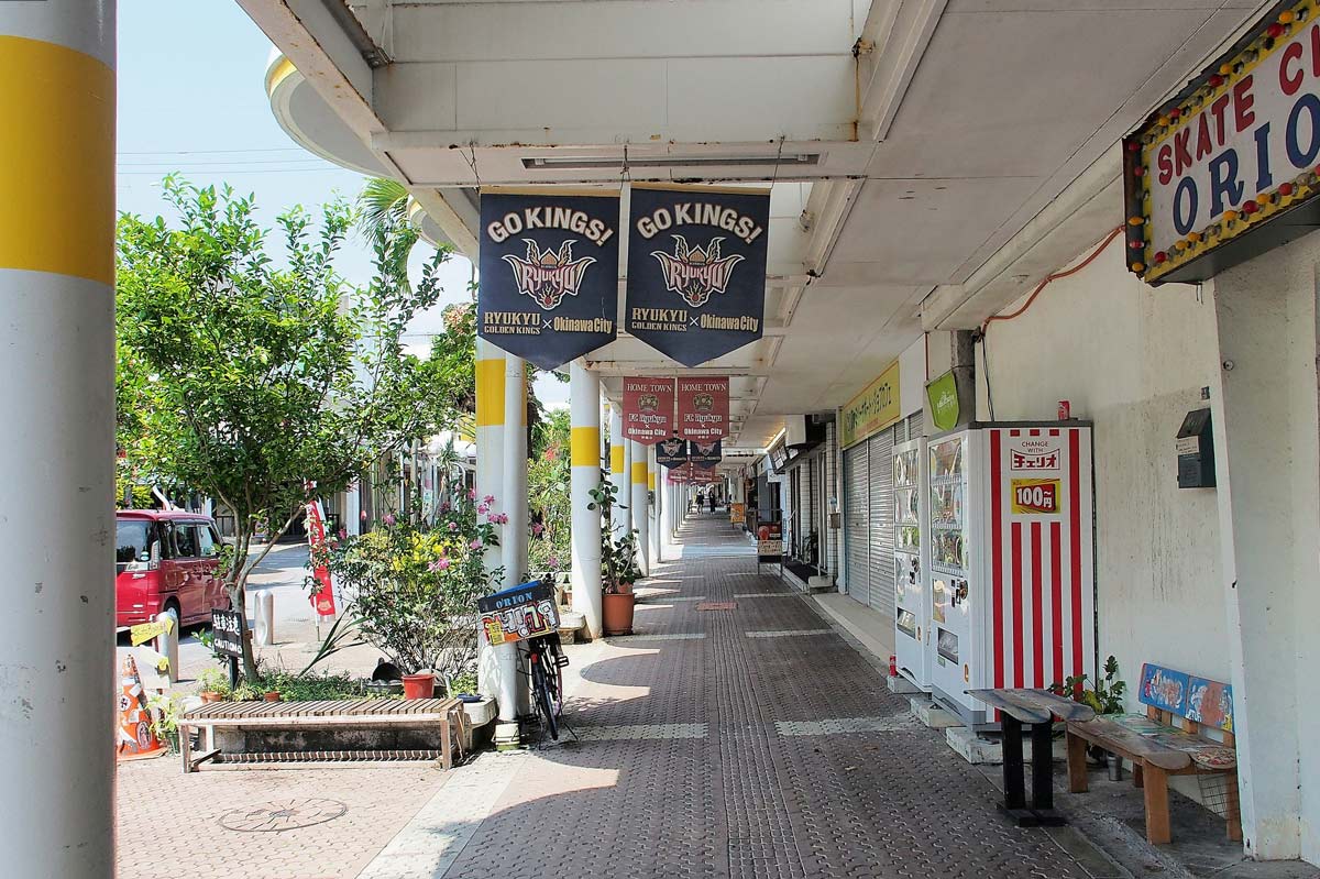 沖縄市 コザ パークアベニューの街並み