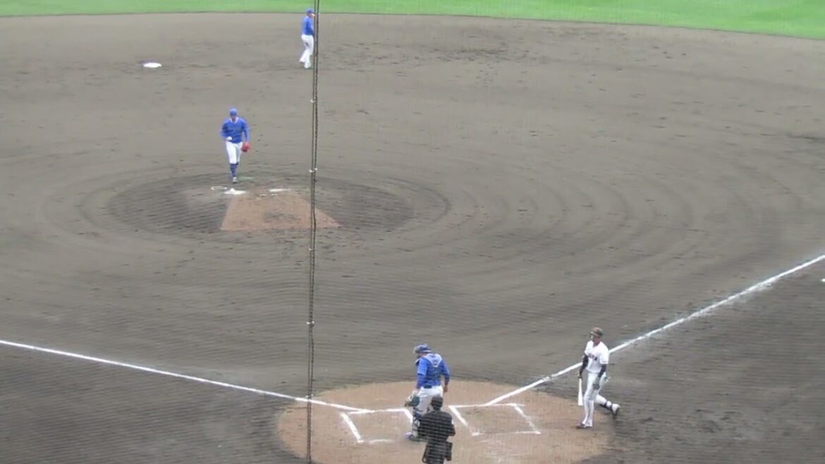 門脇誠 泉口友汰を抑える松本凌人（2025年2月18日 読売ジャイアンツ対 横浜DeNAベイスターズ練習試合 ）