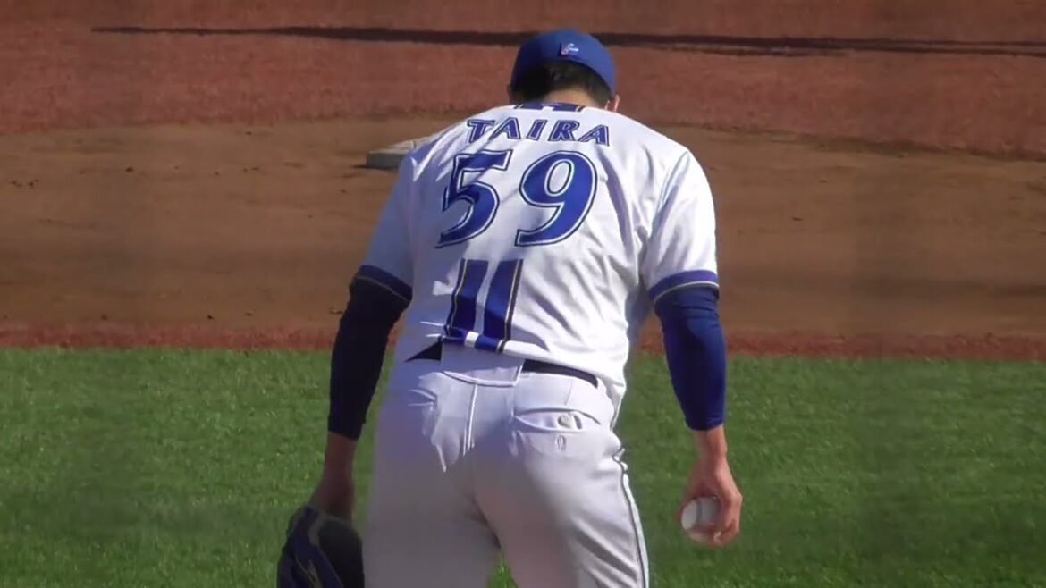 2025年3月 春季教育リーグ・東北楽天戦。 平良 拳太郎 投手の準備投球（ボールデッド中）