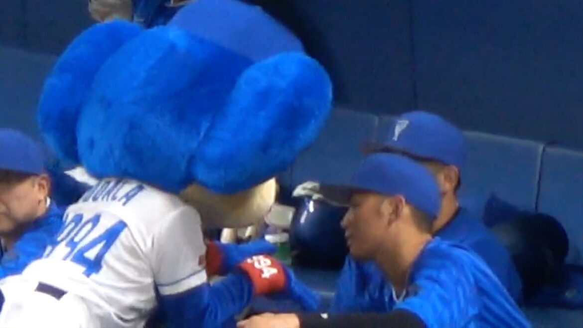 ドアラ　DeNAベンチで京田陽太らと話し込む　中日ドラゴンズVS横浜DeNAベイスターズ　2025/03/02