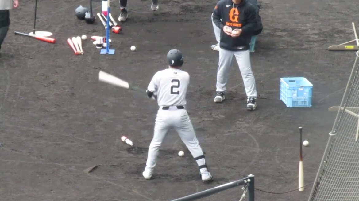 トスバッティングを行う吉川尚輝（読売ジャイアンツ那覇キャンプ 2025年2月20日）
