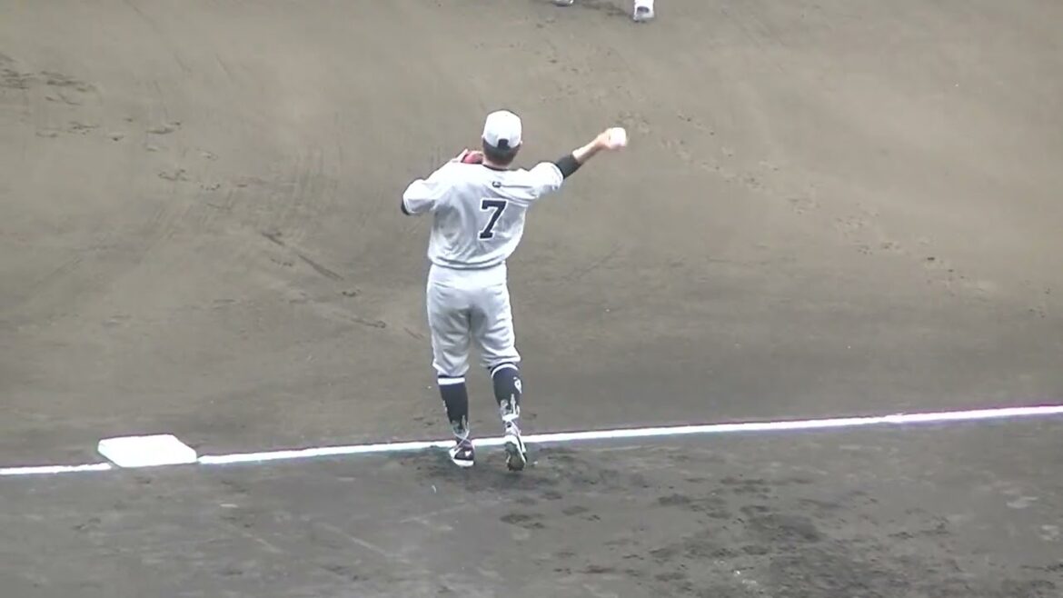 キャッチボールする浅野翔吾や吉川尚輝などの姿（2025年2月20日 読売ジャイアンツ沖縄キャンプ ）