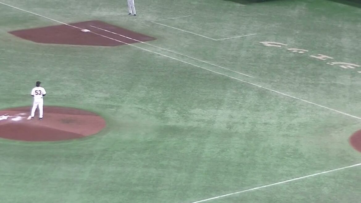 蝦名達夫をショートゴロに打ち取る高梨雄平（2024年10月18日 読売ジャイアンツ 対 横浜DeNAベイスターズ CS）