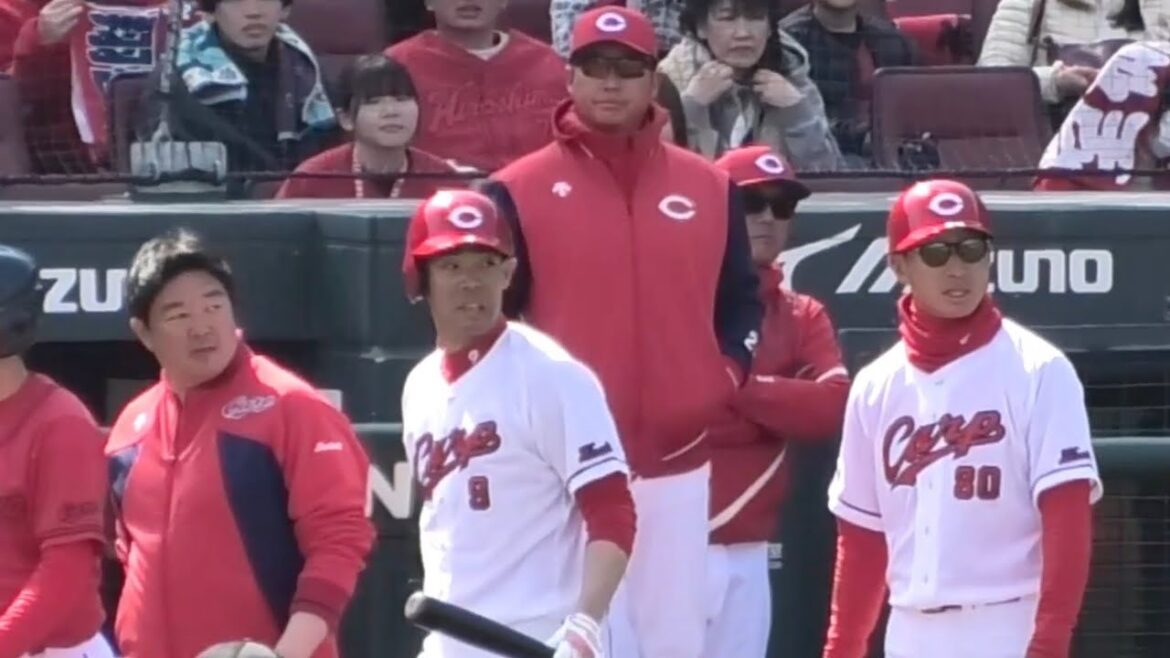 【途中交代】死球の秋山翔吾を心配そうに見つめる新井監督！大事を取って交代指示！広島東洋カープvs東京ヤクルトスワローズオープン戦 2025年3月9日