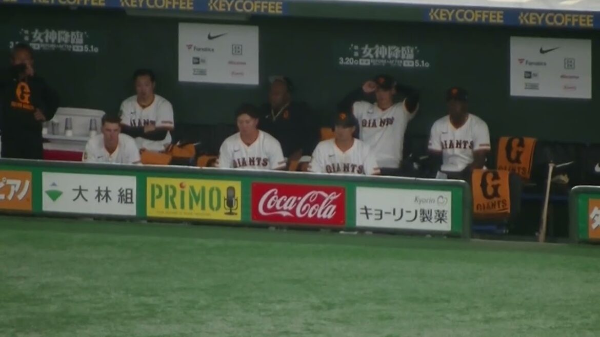 吉川尚輝の時の巨人ベンチで代走で出る浦田俊輔【読売ジャイアンツ対 ヤクルトスワローズ 2025年3月2日】