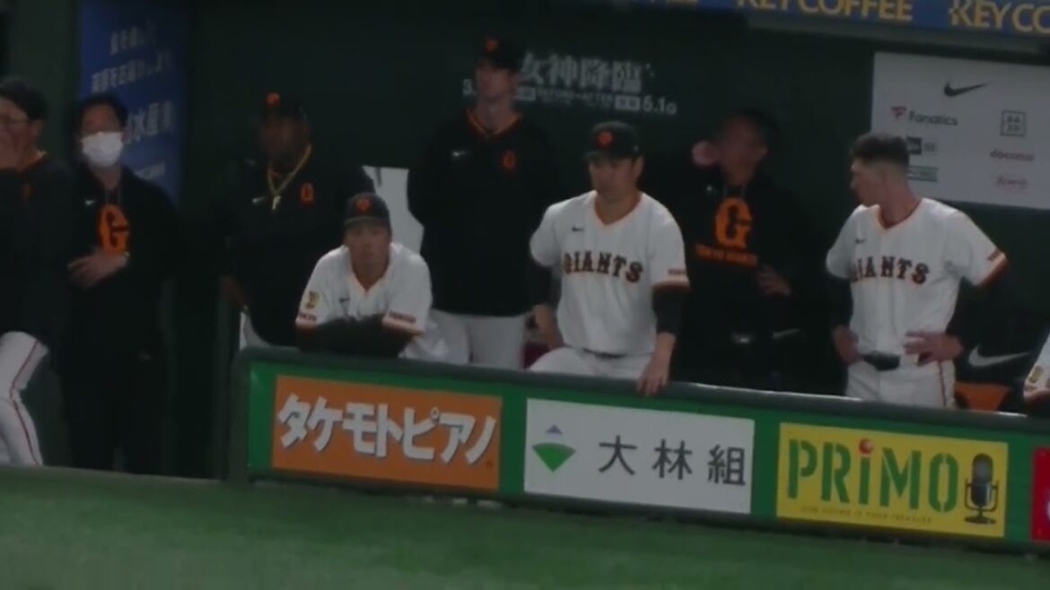 一三塁のピンチで田中瑛斗を見守る田中将大【読売ジャイアンツ対 ヤクルトスワローズ 2025年3月2日】