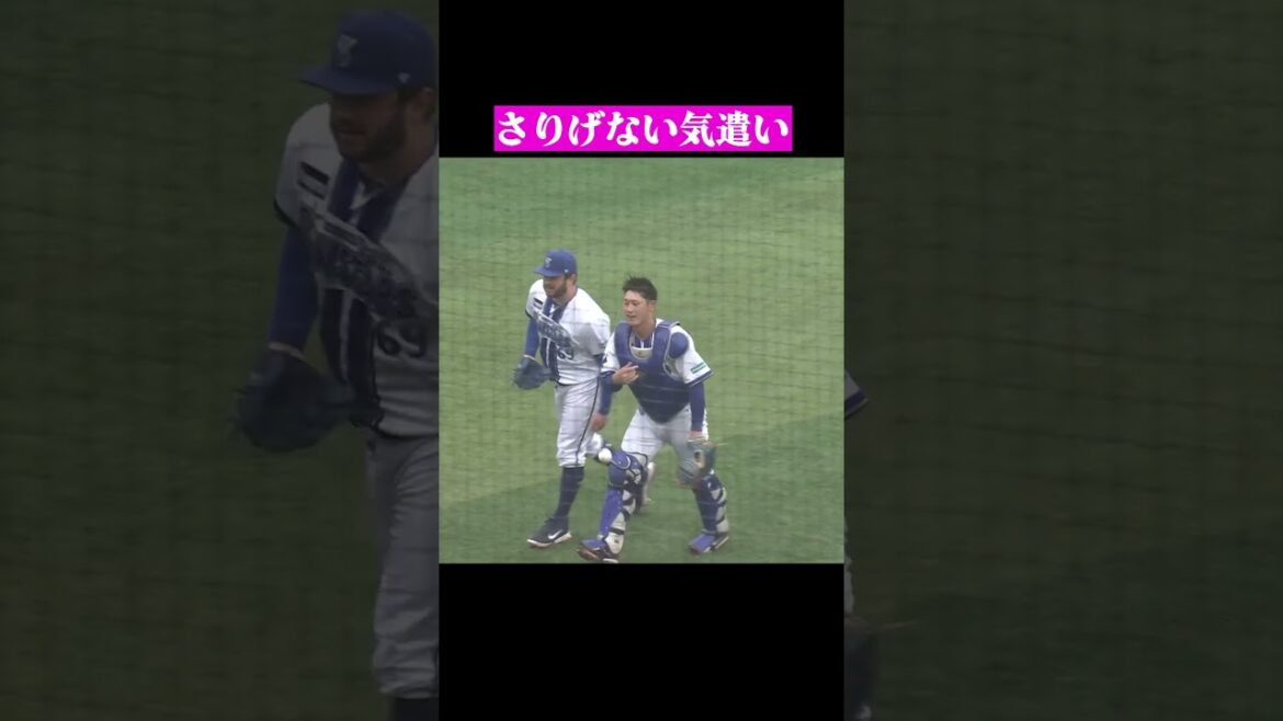 ケイ、真っ先に女房役のキャッチャーヘルメットを拾いに！