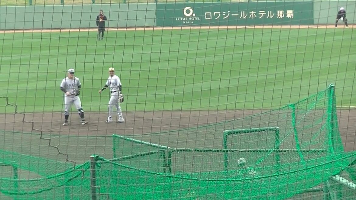 吉川尚輝と岡本和真が仲良しノック 2025年2月20日 読売ジャイアンツ沖縄キャンプ