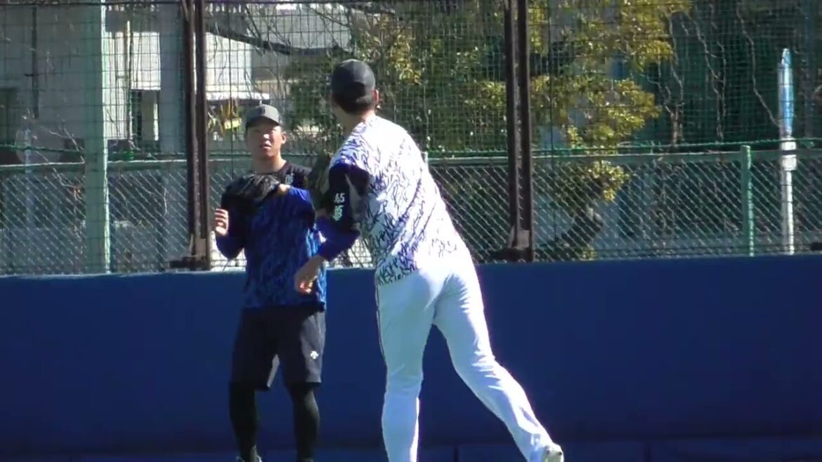 2025年3月 DOCK OF BAYSTARS YOKOSUKA 森原 投手・徳山 投手のキャッチボール練習風景