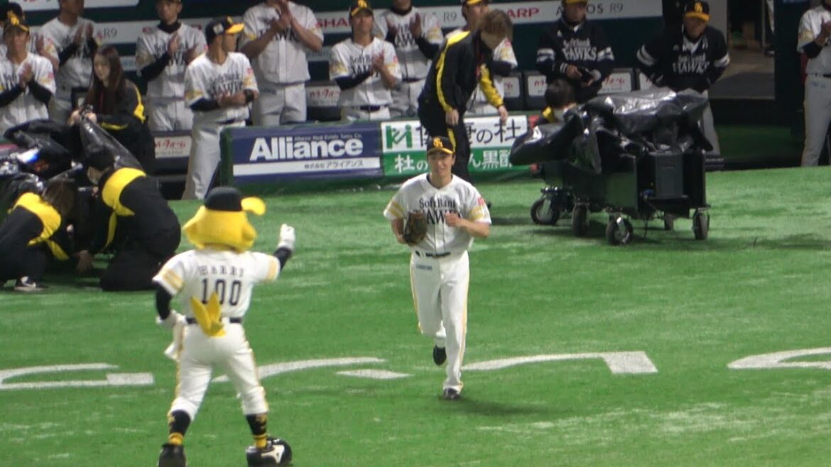 和田毅引退試合のピッチングを直立不動で目に焼き付ける福岡ソフトバンクホークスベンチの選手たち