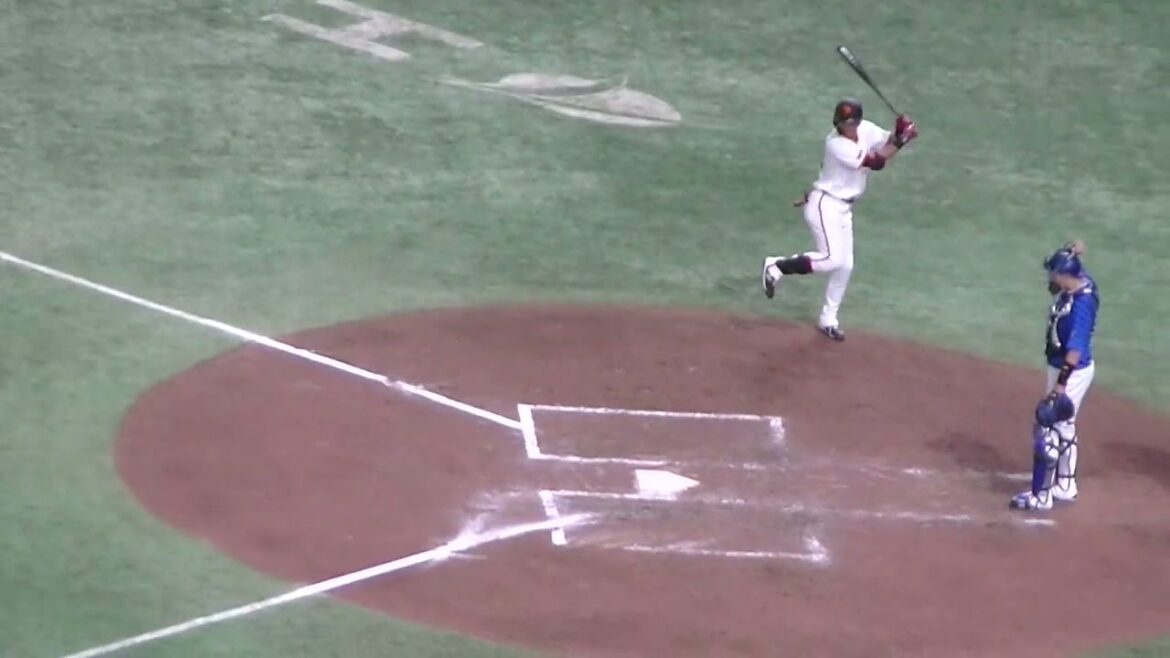 岸田行倫のあと立岡宗一郎が叩きつける内野安打を放つ【読売ジャイアンツ対 横浜DeNAベイスターズ2024年7月13日】